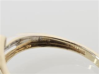 10K Yellow Gold APX 1/10 CTW Round Baguette Diamond Ring SZ 6.5